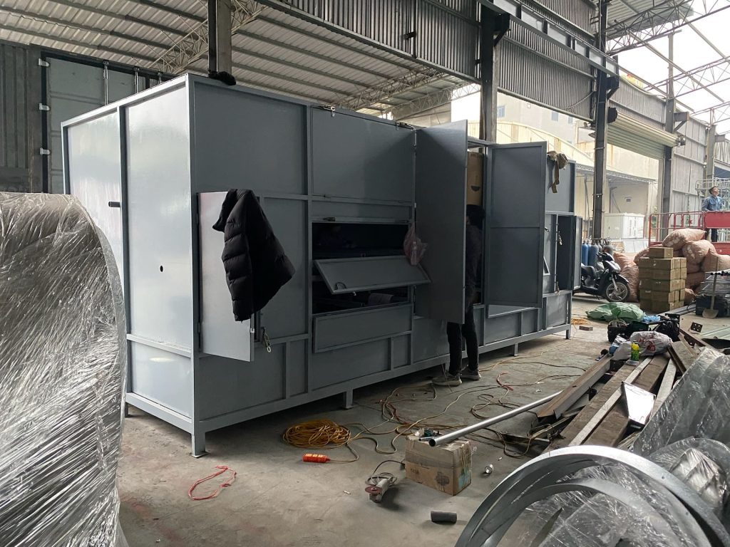 Quạt công suất cao hút không khí chứa bụi sơn và khí độc từ khu vực sơn.